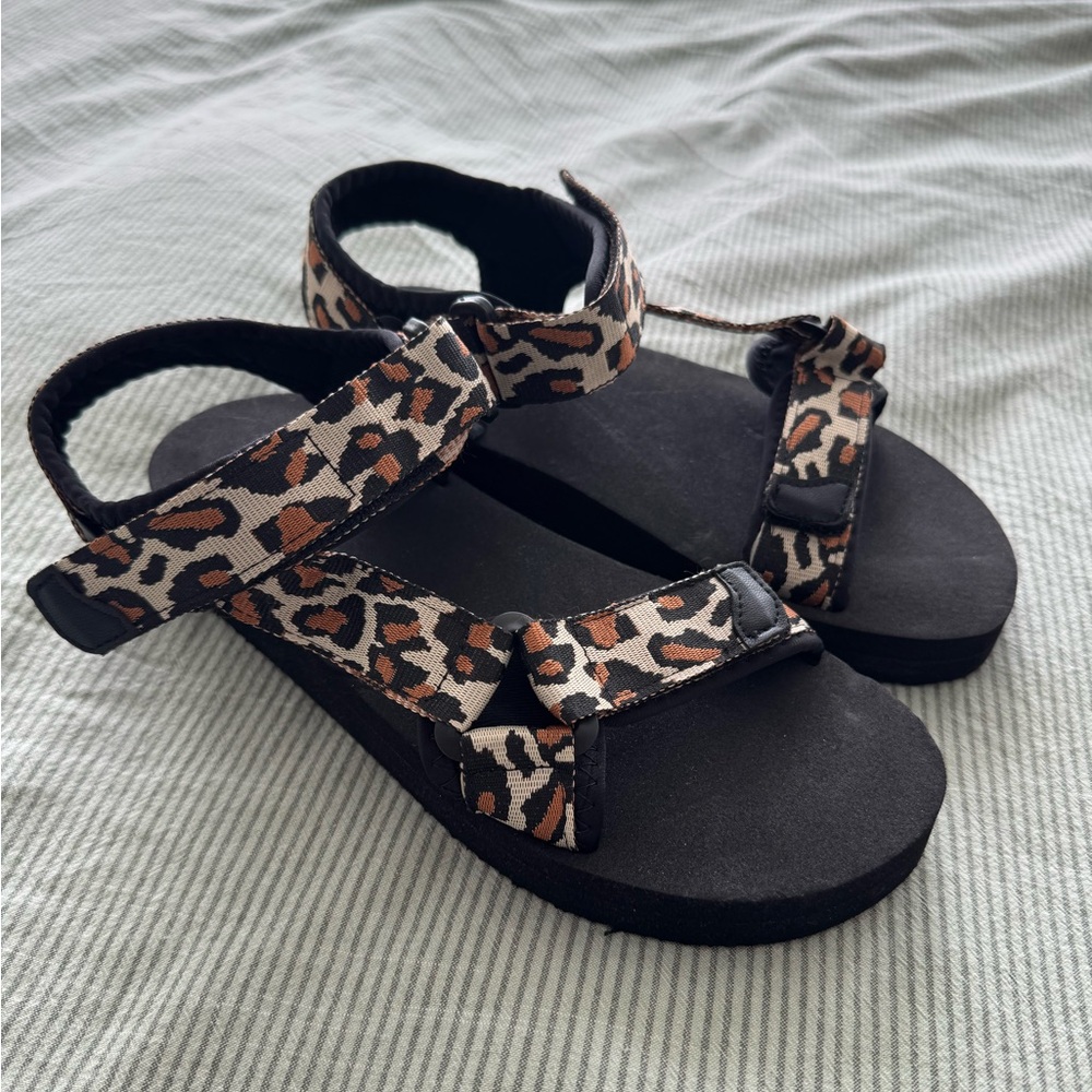 Never worn Harlow cheetah sandals